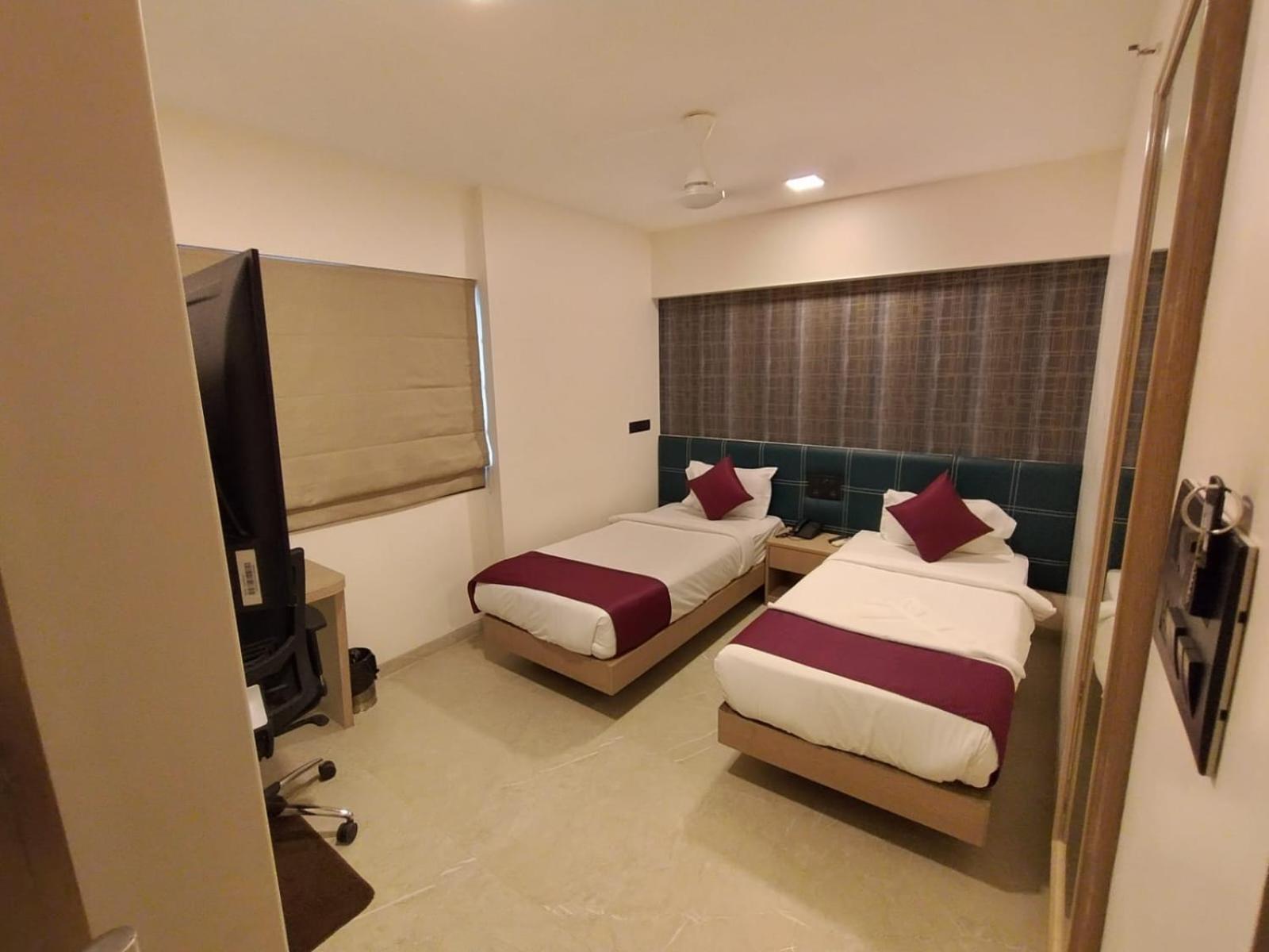 J Hotel And Banquets ムンバイ エクステリア 写真