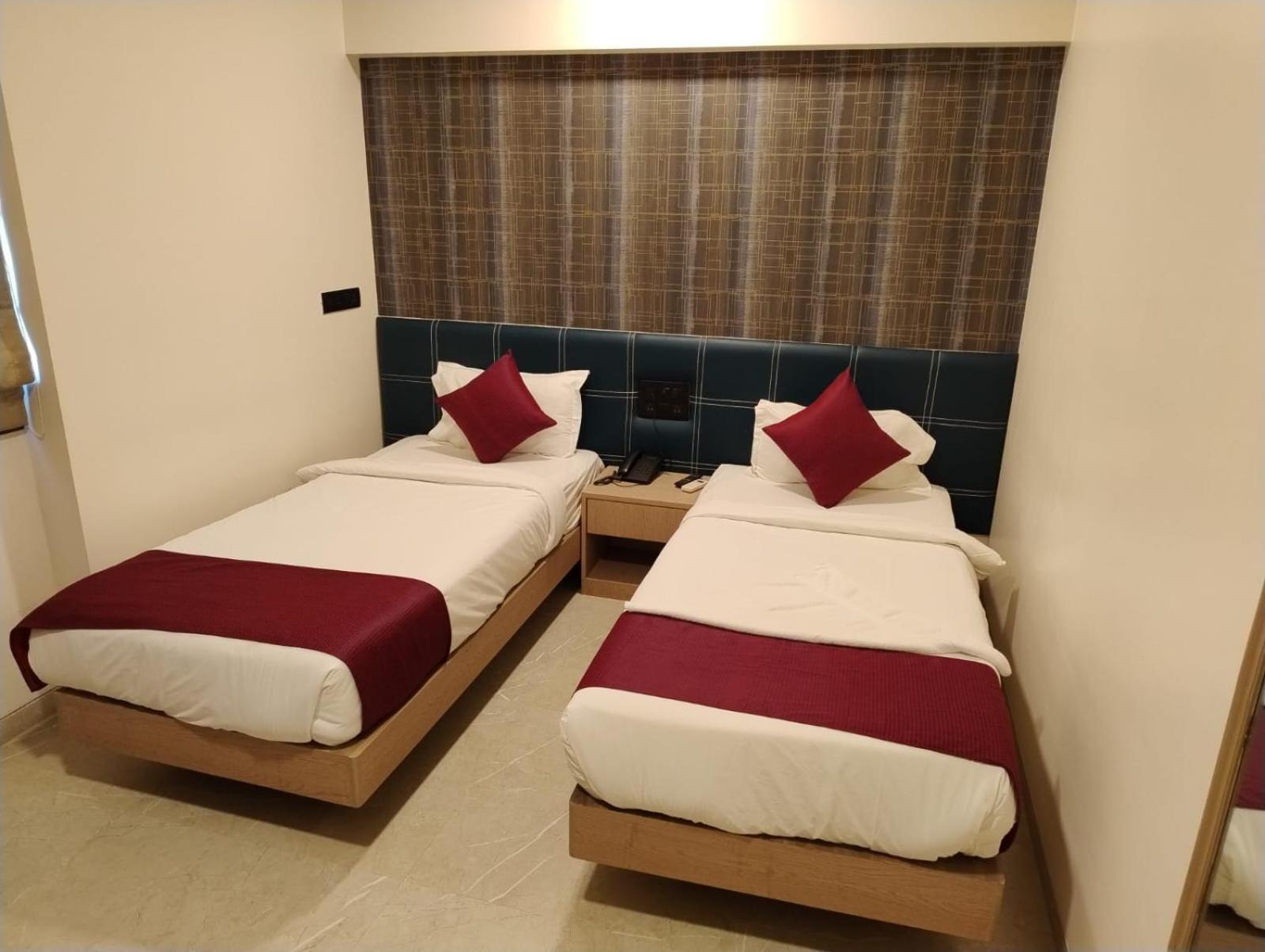 J Hotel And Banquets ムンバイ エクステリア 写真